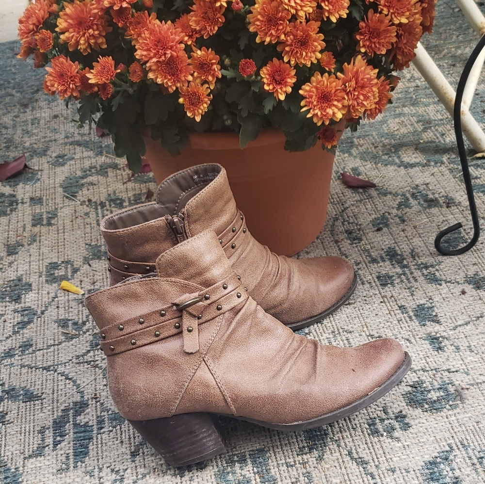 Bear Trap ankle boots. Size 6m